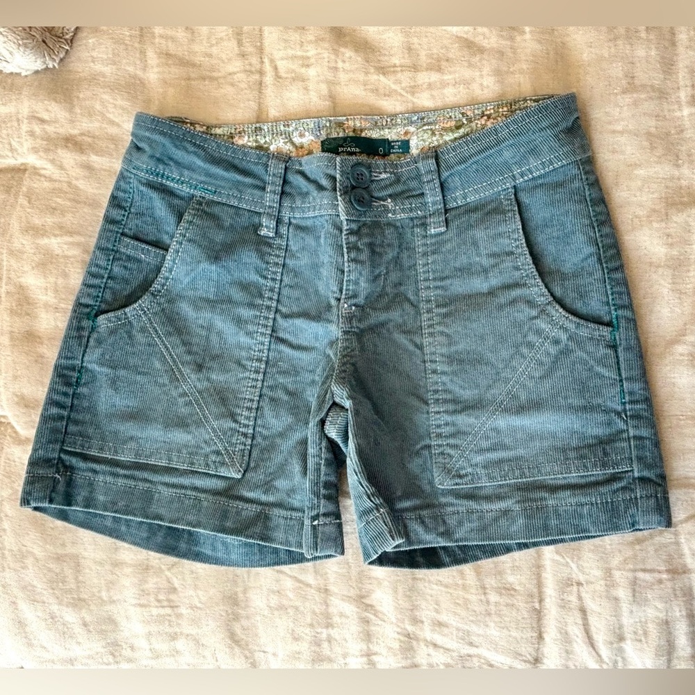 Women’s Prana corduroy cargo style shorts